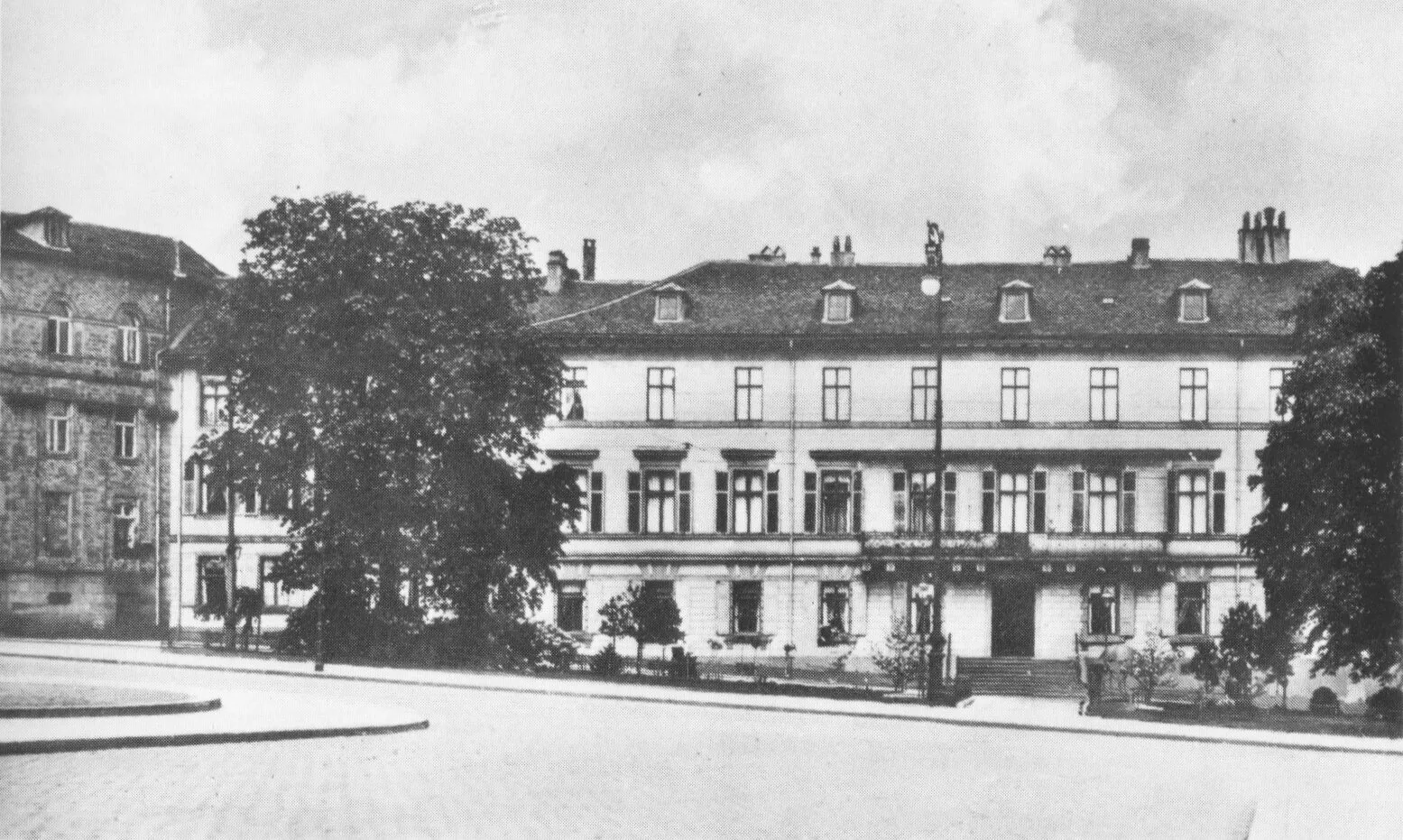 Oberpräsidium am Brüder-Grimm-Platz, um 1930